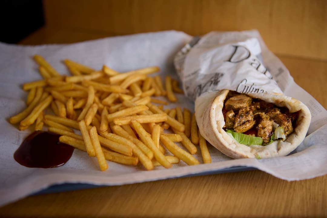 Un cheese naan généreusement garni de poulet
