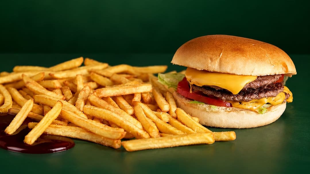 Le Burger L servi avec des frites